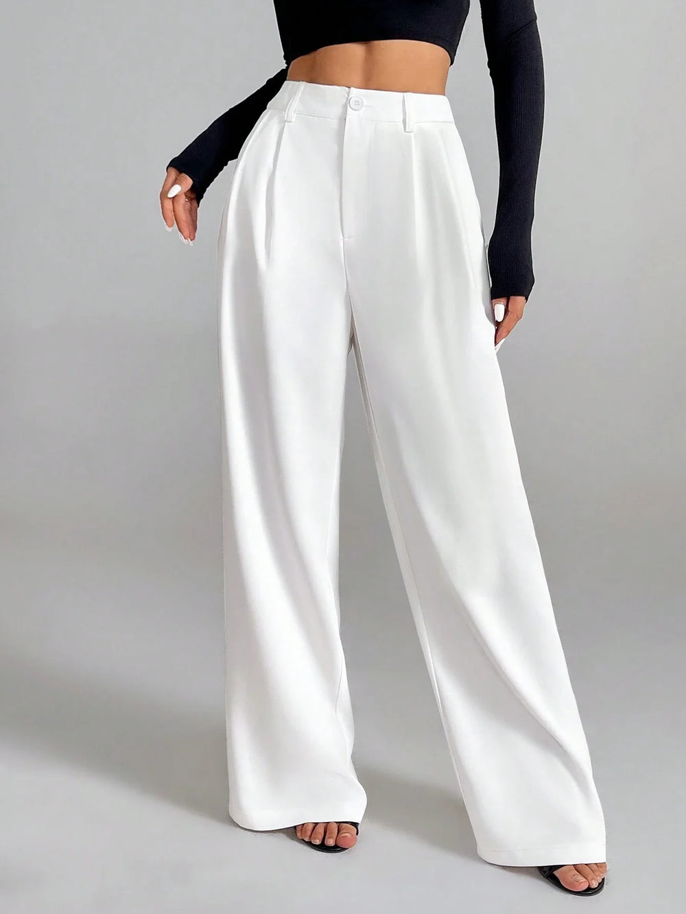Pantalón blanco elegante de pierna recta vista frontal.