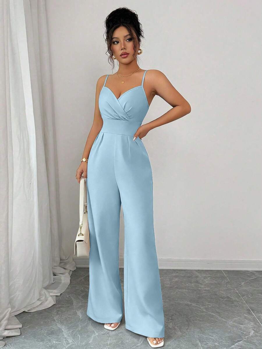 Silueta completa de un jumpsuit de fiesta color azul cielo con pierna ancha.