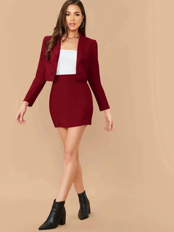 Vista completa del conjunto burdeos con blazer crop y falda ajustada.