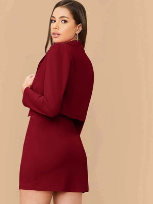 Detalle trasero del conjunto de falda y blazer en burdeos.