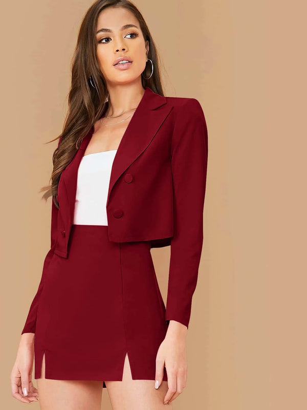 Primer plano del diseño elegante del blazer en burdeos.