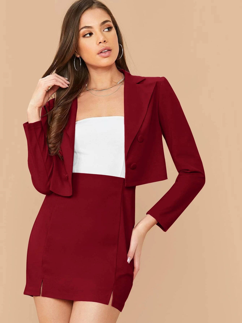 Modelo luciendo conjunto de falda y blazer elegante en burdeos.
