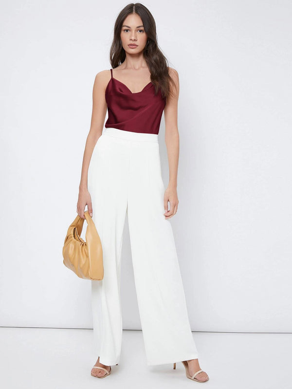 Blusa burdeos elegante combinada con pantalón blanco