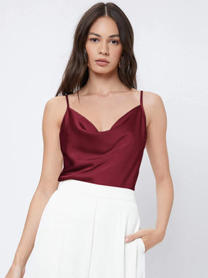 Blusa burdeos de tirantes finos con drapeado elegante vista frontal