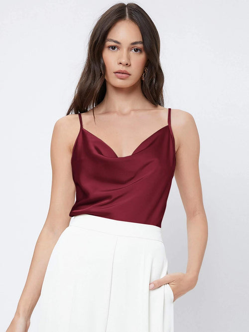 Blusa burdeos de tirantes finos con drapeado elegante vista frontal