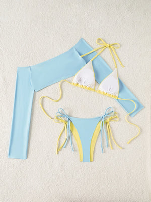 Look completo de playa con bikini bicolor de tres piezas y mangas largas