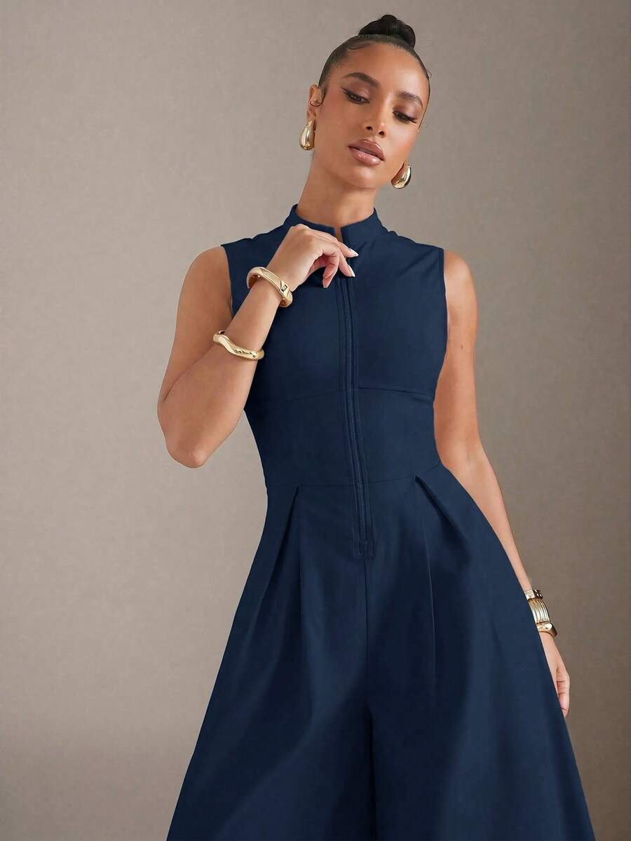 Vista frontal de un jumpsuit palazzo elegante color azul marino sin mangas.