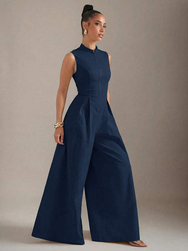 Primer plano del corte de pierna ancha y fluida del palazzo jumpsuit.