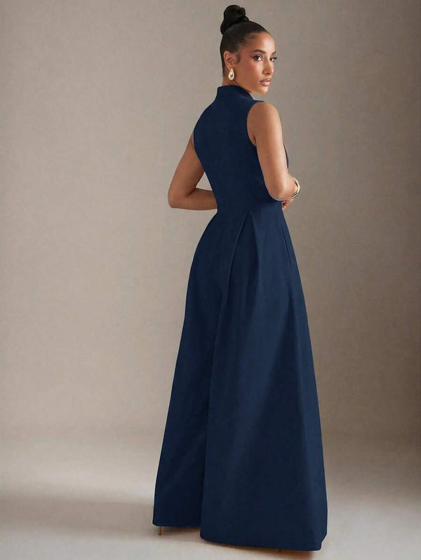 Mujer luciendo un jumpsuit azul marino de estilo sofisticado y moderno.