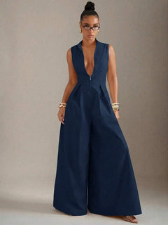 Vista frontal de un jumpsuit palazzo elegante color azul marino sin mangas.