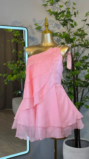Vestido Corto de Un Hombro Con Volantes