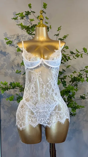 Vestido Lencero de Encaje Floral Blanco Con Aros