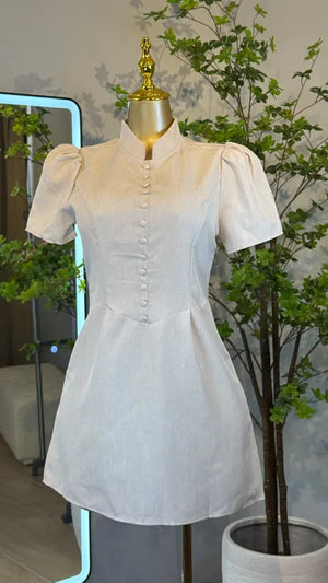 Vestido Corto Beige Con Botones Y Cuello Alto
