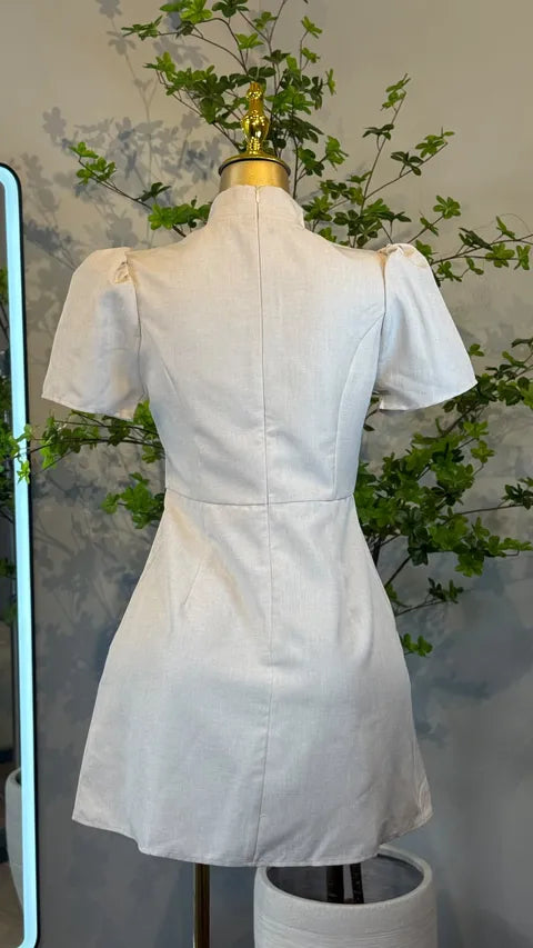 Vestido Corto Beige Con Botones Y Cuello Alto