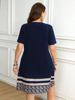 Vestido casual azul marino con estampado geométrico – vista trasera.