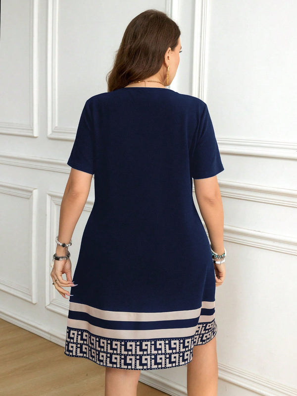 Vestido casual azul marino con estampado geométrico – vista trasera.