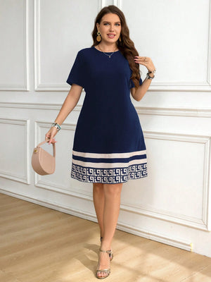 Vestido casual azul marino con estampado geométrico – vista frontal.