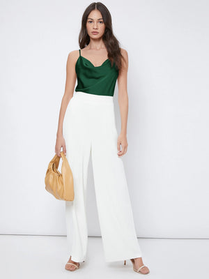 Look de oficina con top verde oscuro elegante