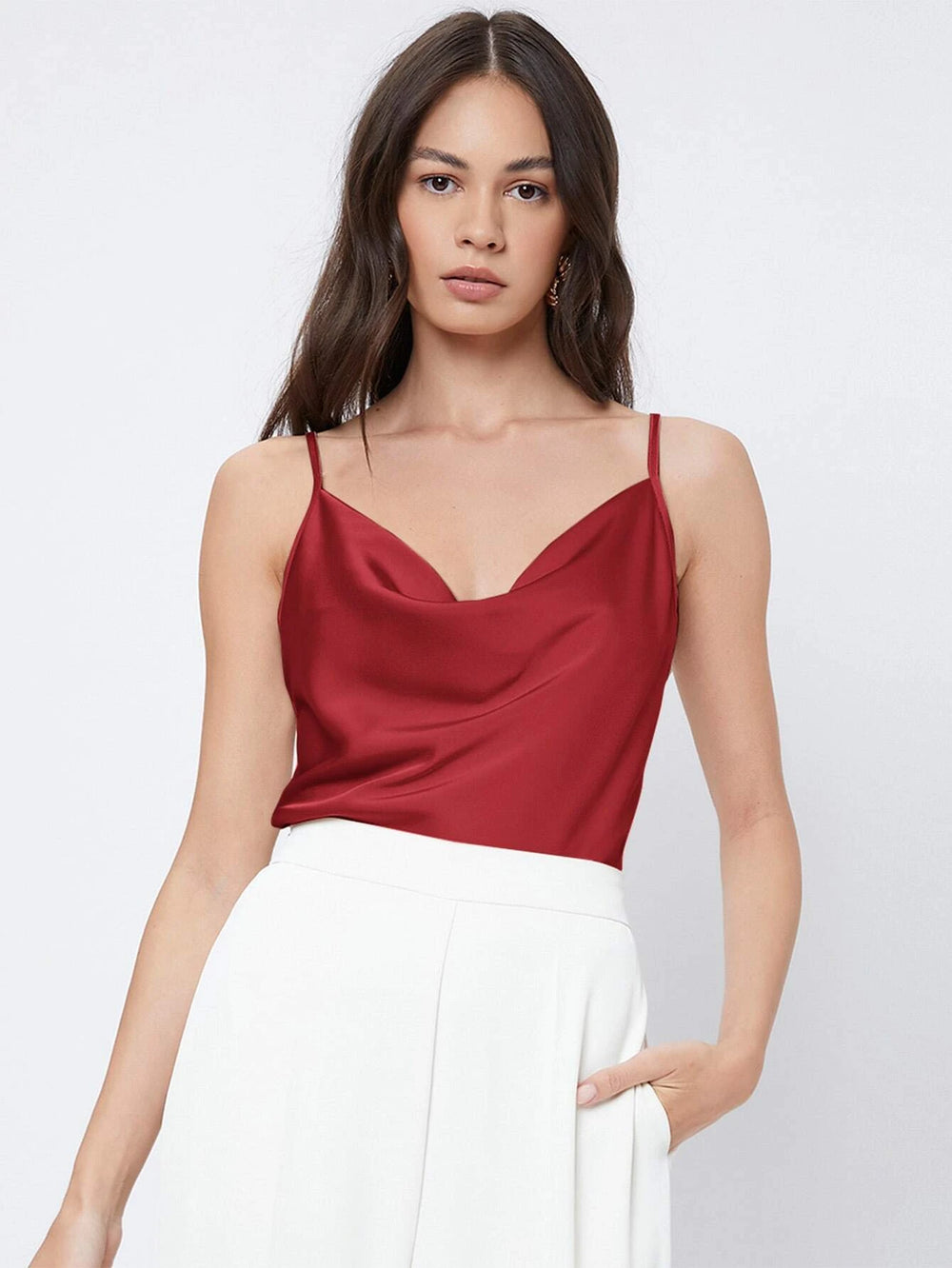 Vista frontal de la blusa de tirantes burdeos con escote fluido.