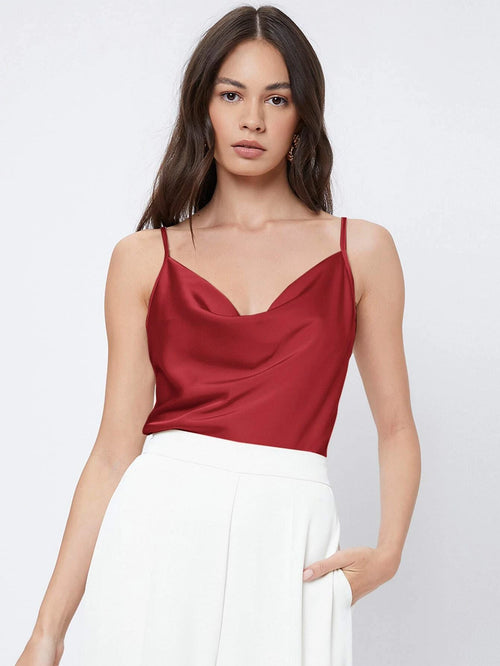 Vista frontal de la blusa de tirantes burdeos con escote fluido.