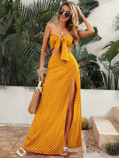Mujer usando conjunto bohemio amarillo mostaza con lunares y abertura alta.