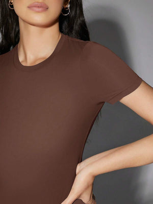 Vista lateral del torso y cadera de una mujer usando un body color café.