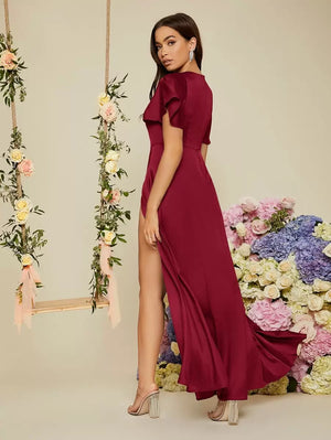 Vestido burdeos elegante visto de espalda con caída fluida.
