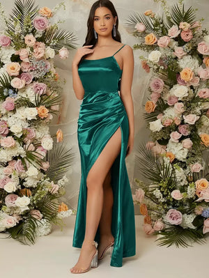 Vestido Verde Satinado Con Abertura Alta Y Espalda Descubierta