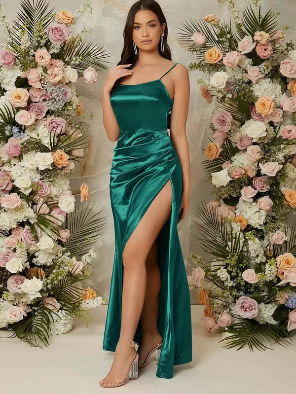 Vestido Verde Satinado Con Abertura Alta Y Espalda Descubierta