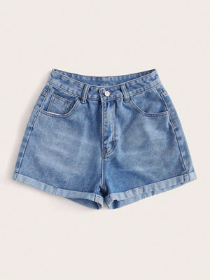 Detalle de bolsillos y costuras en short de mezclilla azul