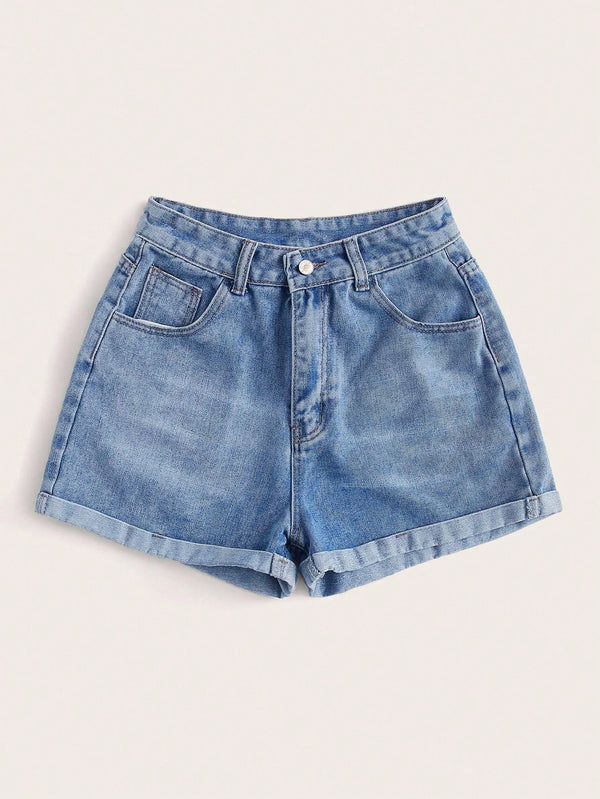 Detalle de bolsillos y costuras en short de mezclilla azul