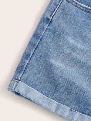 Detalle de dobladillo y textura en short de mezclilla azul