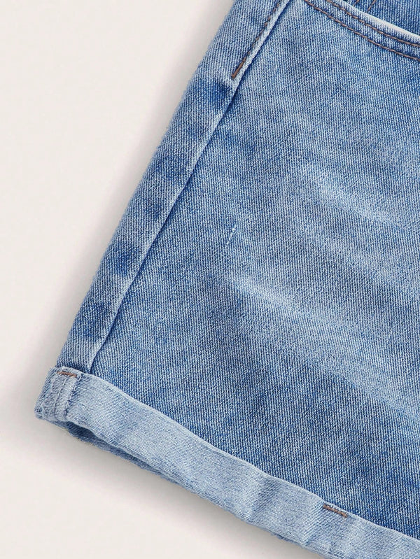 Detalle de dobladillo y textura en short de mezclilla azul