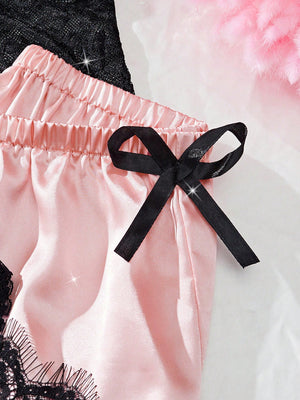 Short rosa del Conjunto De Lencería De Encaje Negro Y Rosa con lazo negro.
