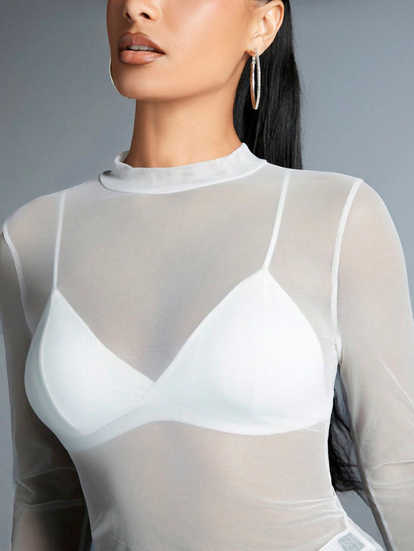 Top Blanco De Malla Transparente Con Cuello Alto Y Manga Larga