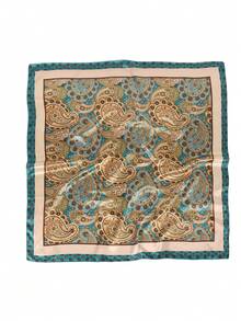 Detalle del nudo y la caída de un pañuelo cuadrado estilo bohemio con diseño paisley sobre el cabello.