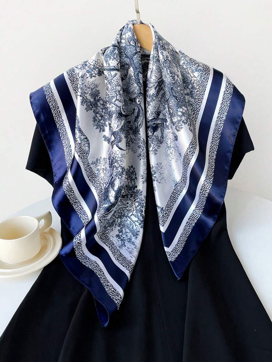 Vista trasera de una mujer con cabello rubio usando un pañuelo de satén azul y blanco en la cabeza.