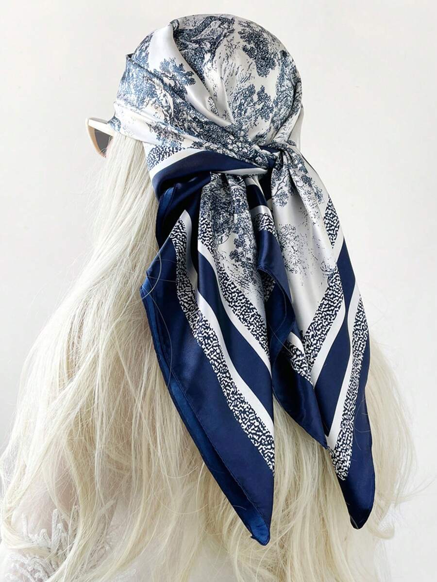 Vista trasera de una mujer con cabello rubio usando un pañuelo de satén azul y blanco en la cabeza.