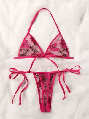 Conjunto de lencería rosa fucsia bordado con encaje romántico floral vista frontal.
