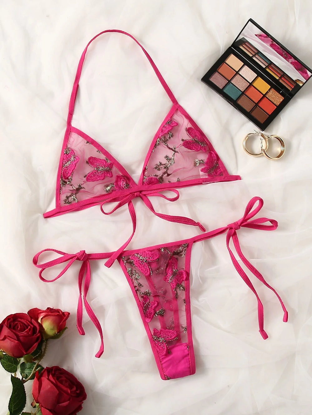 Conjunto de lencería rosa fucsia bordado con encaje romántico floral vista completa.
