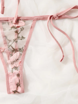 Conjunto de lencería rosa bordado transparente romántico detalle de tanga.
