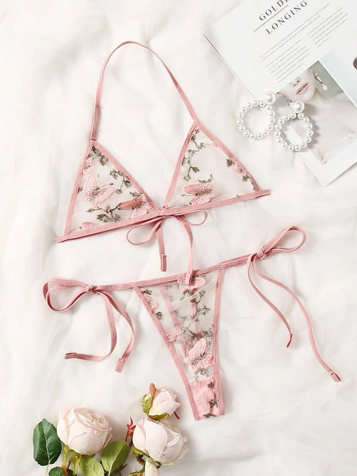 Conjunto de lencería rosa bordado transparente romántico vista completa.
