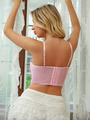 Vista trasera del top romántico floral rosa con tirantes ajustables.