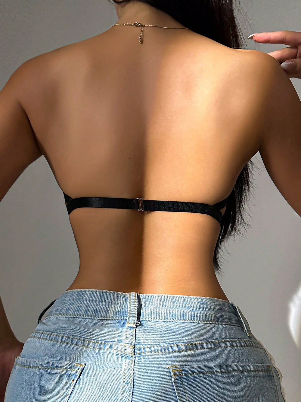 Sostén Strapless Negro Con Aro Espalda Al Aire vista frontal.
