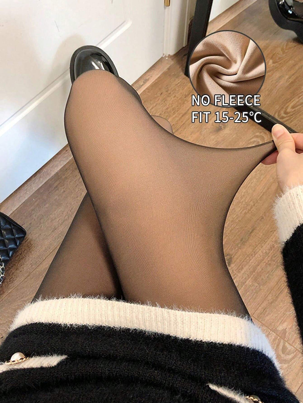 Pantimedias negras efecto piel puestas en piernas femeninas