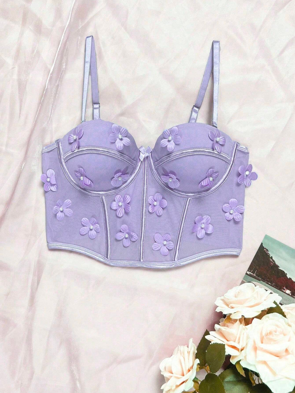 Modelo usando top romántico floral lila con apliques y soporte alto, vista frontal.