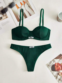 Conjunto de lencería acanalado verde oscuro sobre una superficie blanca.