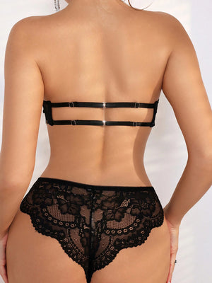 Conjunto de lencería negra de encaje con lentejuelas – detalle del sujetador.