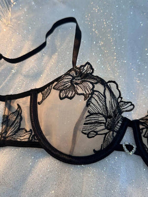 Braguita negra de encaje con detalle de corazón brillante