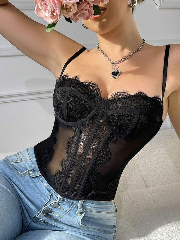Primer plano del escote de un bustier negro de encaje, mostrando los detalles florales y la copa.